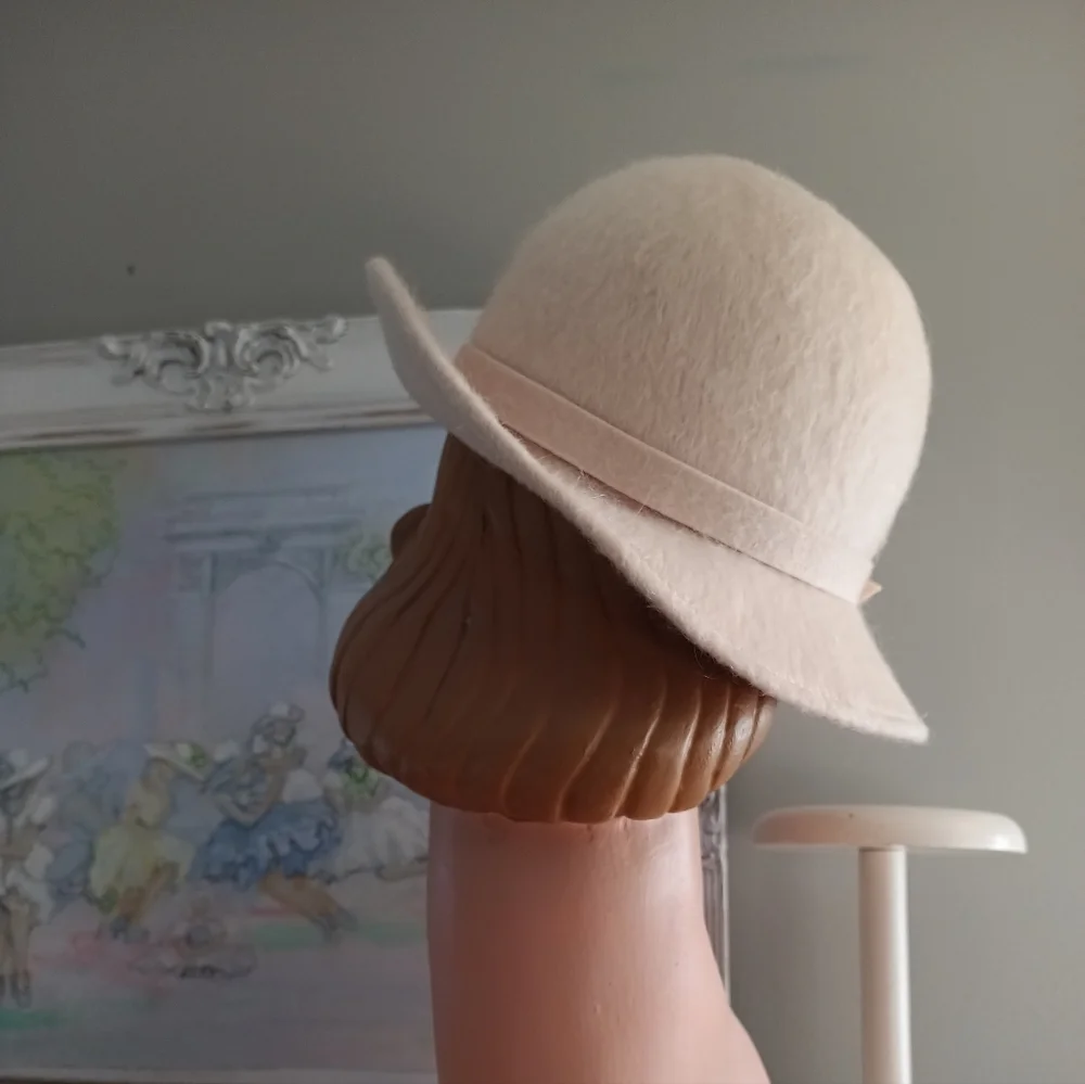 LOVELY VTG MCM IVORY WOOL CLOCHE HAT WITH EMBELLISHMENTS! - Picture 3 of 12
